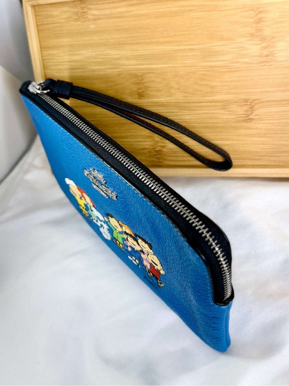 COACH X Peanuts Snoopy & Friends Blue Large Corner Zip Wristlet Clutch Phone - Picture 6 of 9